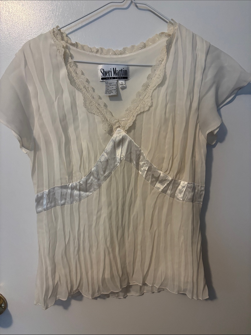Vintage Cottagecore Whimsical Sheri Martin Ivory Pleated Lace-Trim V-Neck Blouse